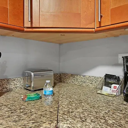 Chic 1Br Apartment With Modern Comforts - Barry Ga